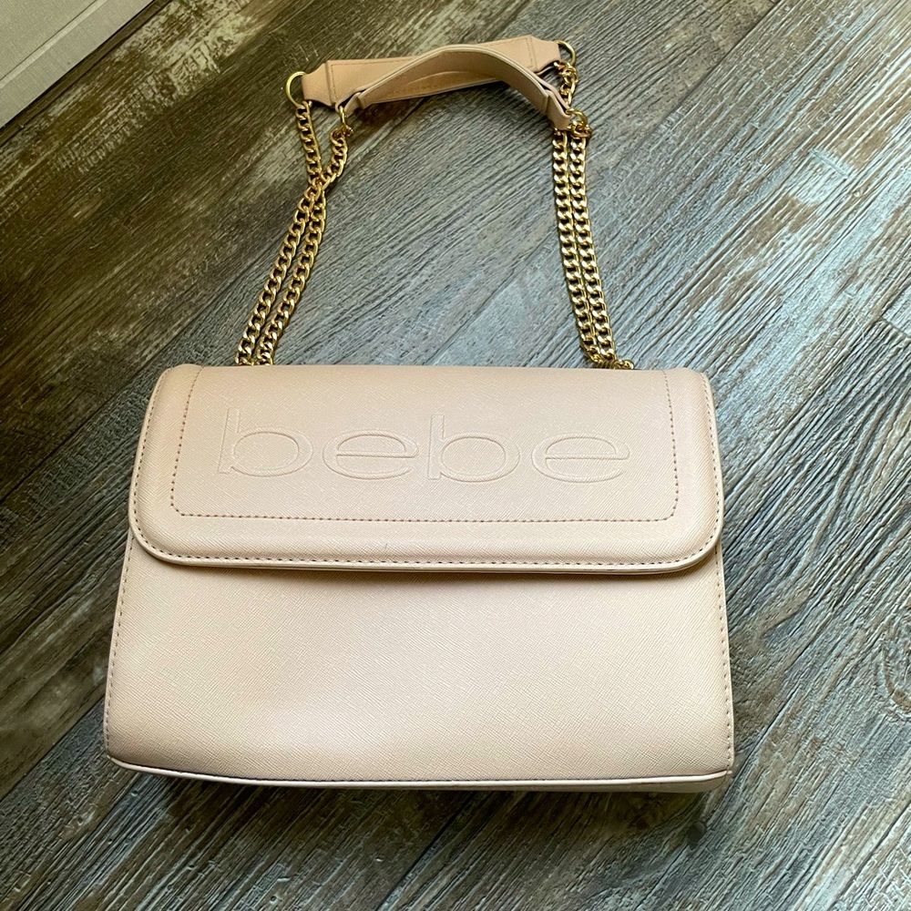 Bebe nude purse used 2 times and has plenty of room inside!